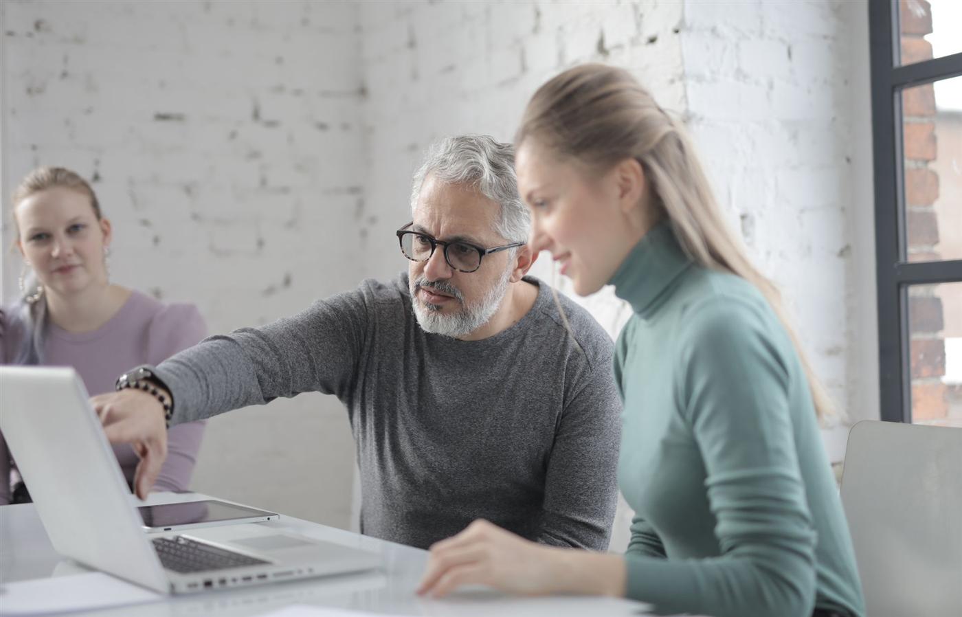 A senior planner mentoring a graduate